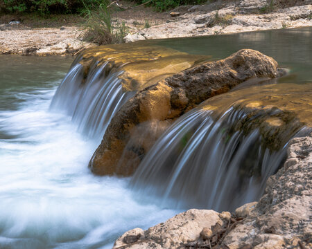 saltos de agua en rio