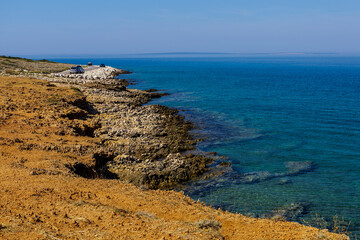 Insel Vir, Rote Klippen, Steilküste