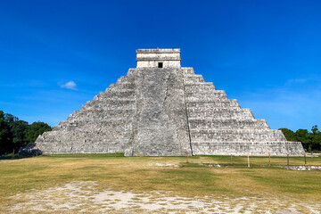 Fototapeta na wymiar Beautiful view of the maya pyramid in Chichen Itza, Mexico