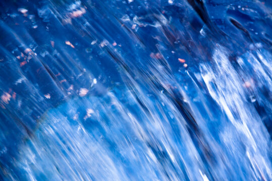 Textura de agua corriendo en el barranco de Guayedra en el municipio de Agaete en la isla de Gran Canaria, España
