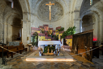 Autel et crèche de l'église Saint Michel de la Garde-Adhémar dans la Drôme. - obrazy, fototapety, plakaty