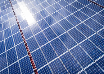 Boom bei Photovoltaik für Freiflächen-PV oder Dachmontage - Photovoltaik-Module glänzen in der...