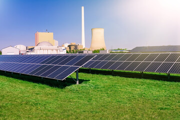 Moderne Freiflächen PV-Anlagen mit einem stillgelegten Kohlekraftwerk im Hintergrund, Symbolfoto.