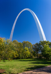 View across green lawn of National Park to Gateway Arch from Basilica of Saint Louis in St Louis Missouri - obrazy, fototapety, plakaty