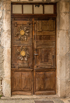 Carlines ou cardabelles clou&eacute;es sur la porte d'entr&eacute;e de maison du causse du Larzac &agrave; La Cavalerie, Aveyron, France