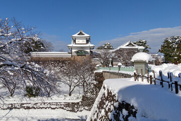 雪の積もった真冬の金沢城。兼六園の桂坂口を出て石川橋を渡り、石川門から金沢城に入れます。