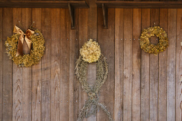 壁に飾られた秋冬イメージのドライリース