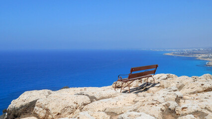 Ławeczka z widokiem w kierunku Afryki na Cape Greco na Cyprze