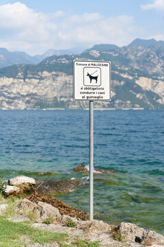 Hinweisschild auf italienischer Sprache am Ufer des Gradasee bei Malcesine in Italien. Übersetzung: Es besteht Leinenpflicht für Hunde
