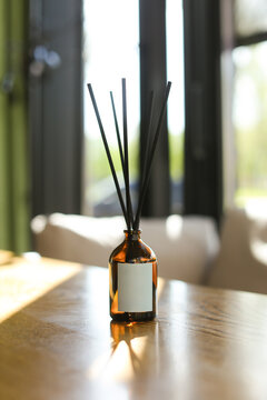 Organic Essential Oil Diffuser in Elegant Black - Showcase Your Signature Scent with the 5 Included Wooden Sticks and Customizable Label Space