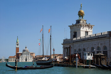Fototapeta na wymiar landscape at the city of venice with boats and buildings from the waterside