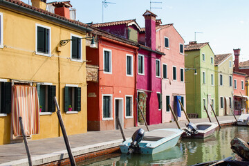 Fototapeta na wymiar colorful houses on the island of burano in italy