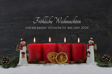Weihnachtskarte: Vier rote brennende Kerzen und zwei Engelsfiguren im Schnee mit der Beschriftung...