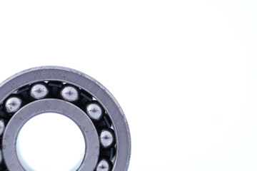 rodamiento metalico de bola sobre fondo blanco