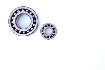 rodamiento metalico de bola sobre fondo blanco
