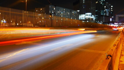 Fototapeta na wymiar Circulation route, voiture, autoroute, bus ou moto, la nuit, effet lent ou vitesse capture réduit, pour tracée lumineuse de phares de voiture, beauté magique photographique, fond urbain, environne