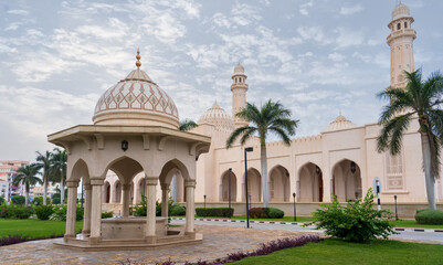 Fototapeta na wymiar Salalah, Sultanat of Oman - November 12, 2023:Sultan Qaboos Mosque in Salalah, Oman