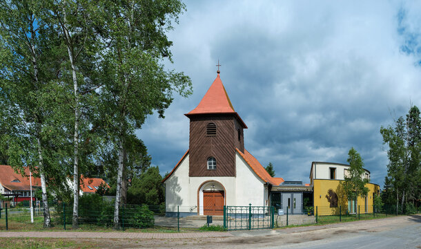 Gemeindezentrum "St. Konrad" mit der gleichnamigen katholischen Pfarrkirche in Falkensee - Inschrift: "Gemeindezentrum St. Konrad" - andere Inschriften wurden retuschiert