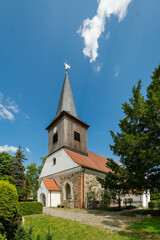 Fototapeta na wymiar Blick von Südwesten auf die denkmalgeschützte Dorfkirche Falkenhagen