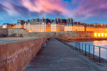 Medieval walled city and fortress Saint-Malo at sunset, Brittany, France - obrazy, fototapety, plakaty