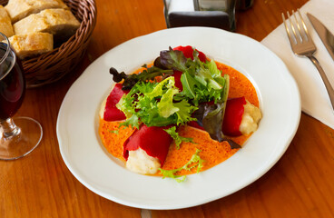 Stuffed piquillo peppers with cod brandade in sauce with lettuce