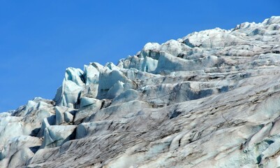 Obraz premium close up of the incredible nordenskold glacier in billefjorden on a boat tour on a sunny day near longyearbyen, svalbard, norway 