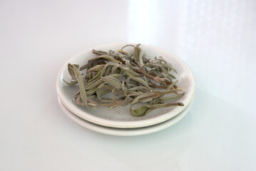 Salvia selvatica in foglie essiccate per cucina e tisane