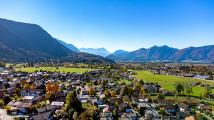 Blick auf die Alpen aus kleinem Voralpen-Dorf