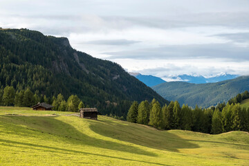 Landschaft mit Almh&uuml;tten,  Seiser Alm