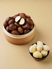 잘 쌓아 올린 잘익은 알밤과 생율밤 견과류