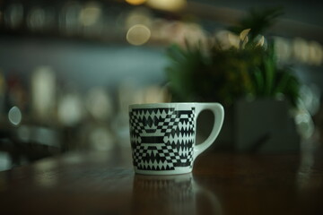 The cafe space in the small city of Saigon has an ancient republican look, old vases, old chairs, old guitars all have their own unique features.
