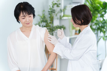 Obraz premium ワクチンの注射を受ける女性