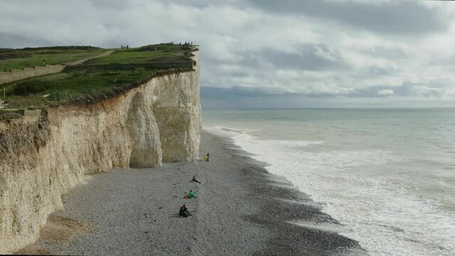 Clouds, waves, sea, beach, people, chalk cliffs Seven Sisters, Birling Gap near Eastbourne, East Sussex, England, Great Britain