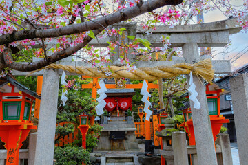 Fototapeta premium Tatsumi Daimyojin Shrine situated nearby Tatsumu bashi bridge in Gion district in Kyoto, Japan