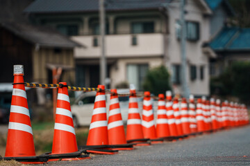 道路に設置された三角コーン