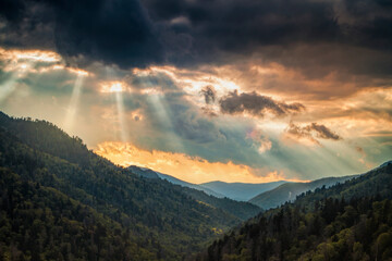 Obraz premium Sun rays breaking through at sunset after a storm in the Smoky Mountains