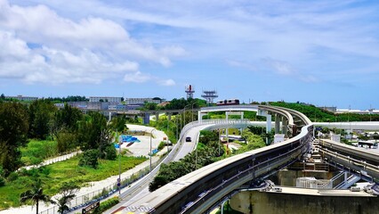 那覇空港駅に到着する沖縄都市モノレールゆいレール
