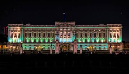 Buckingham Palace in London at night - obrazy, fototapety, plakaty