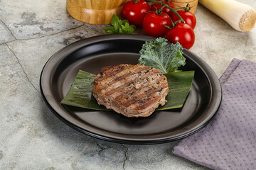 Grilled tuna medallion in the plate