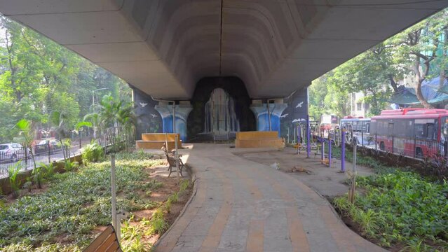 beautyful garden in dadar bottojm of flyover bridge cam moving bottom to top
