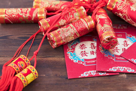Spring Festival decorations and red envelopes.The Chinese characters in the picture mean: "Congratulations on getting rich"