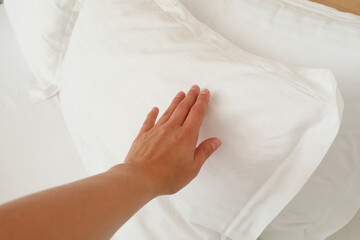 Obraz na płótnie Canvas A soft, white pillow on the bed