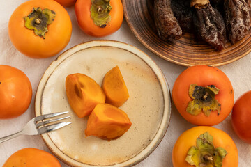 テーブルに盛られた柿、カットした柿、干し柿