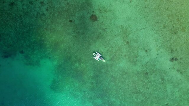 ドローンで真上から空撮した奄美大島に浮かぶ小舟（Amami Oshima Island）