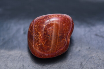 Minerał jaspis czerwony kamień szlachetny z bliska na czarnym tle