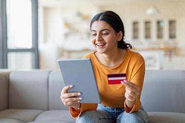 Fototapeta premium Online Shopping Concept. Smiling Indian Woman Using Digital Tablet And Credit Card