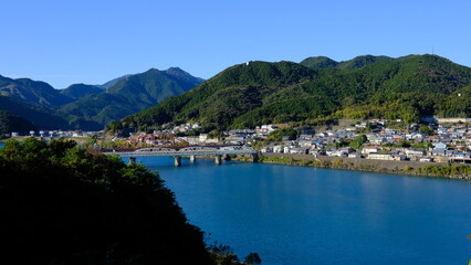 Fototapeta na wymiar 山の上から見る、町（橋、海、空）の風景