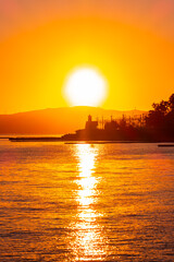 Naklejka premium 海に沈んでゆく夕日