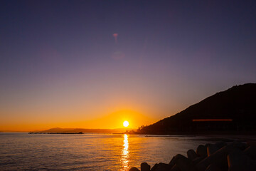 海に沈んでゆく夕日