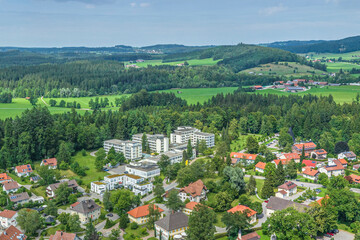 Fototapeta na wymiar Der Kurort Neutrauchburg bei Isny im Allgäu im Luftbild, Blick über die Gemeinde in die Adelegg